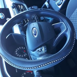 Universal steering wheel cover